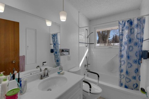 9628 Palisan Place Sw, Calgary, AB - Indoor Photo Showing Bathroom