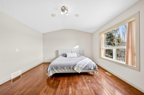 14 Springborough Crescent Sw, Calgary, AB - Indoor Photo Showing Bedroom