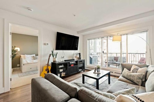 313-510 Edmonton Trail Ne, Calgary, AB - Indoor Photo Showing Living Room
