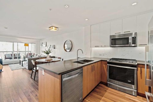 313-510 Edmonton Trail Ne, Calgary, AB - Indoor Photo Showing Kitchen With Double Sink With Upgraded Kitchen