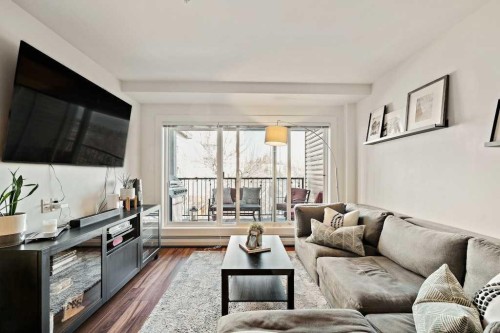313-510 Edmonton Trail Ne, Calgary, AB - Indoor Photo Showing Living Room