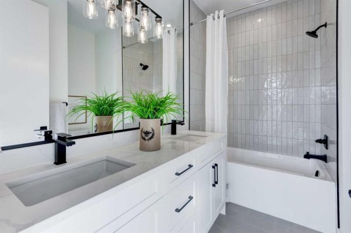 3716 44 Street Sw, Calgary, AB - Indoor Photo Showing Bathroom