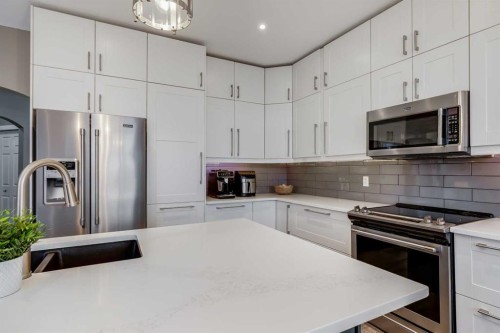407 Morningside Crescent Sw, Airdrie, AB - Indoor Photo Showing Kitchen With Upgraded Kitchen
