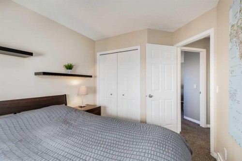 407 Morningside Crescent Sw, Airdrie, AB - Indoor Photo Showing Bedroom