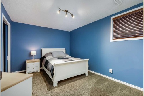 407 Morningside Crescent Sw, Airdrie, AB - Indoor Photo Showing Bedroom