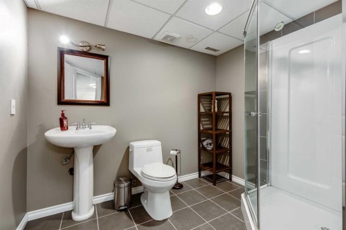 407 Morningside Crescent Sw, Airdrie, AB - Indoor Photo Showing Bathroom