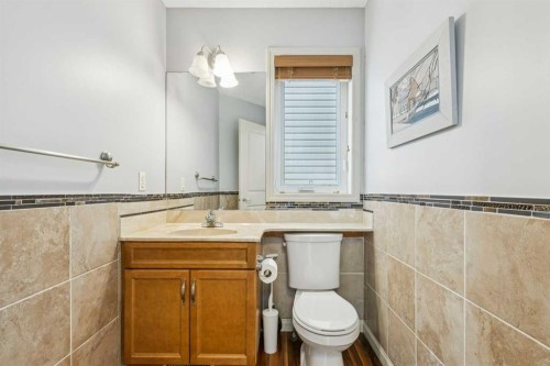 160 Sunset Close, Cochrane, AB - Indoor Photo Showing Bathroom