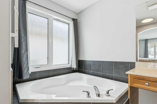 160 Sunset Close, Cochrane, AB - Indoor Photo Showing Bathroom