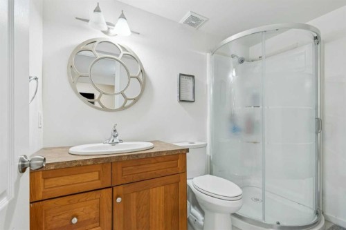 160 Sunset Close, Cochrane, AB - Indoor Photo Showing Bathroom