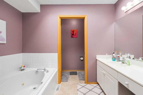 7945 Springbank Boulevard Sw, Calgary, AB - Indoor Photo Showing Bathroom