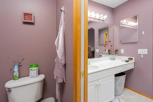 7945 Springbank Boulevard Sw, Calgary, AB - Indoor Photo Showing Bathroom
