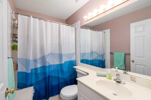 7945 Springbank Boulevard Sw, Calgary, AB - Indoor Photo Showing Bathroom
