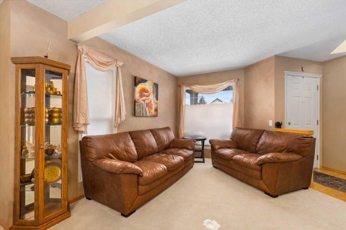 7945 Springbank Boulevard Sw, Calgary, AB - Indoor Photo Showing Living Room