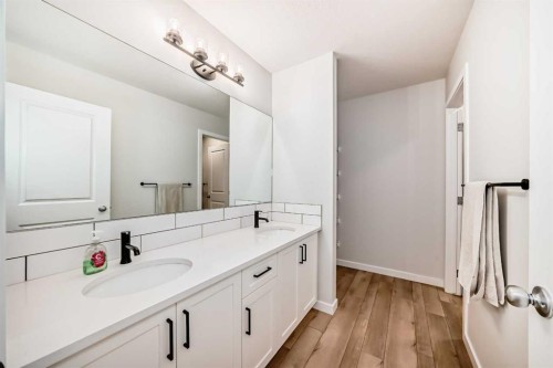 29 Cranbrook Mount Se, Calgary, AB - Indoor Photo Showing Bathroom