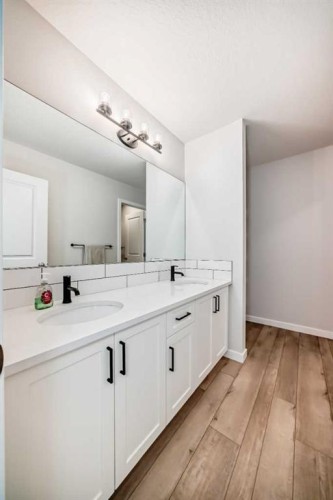 29 Cranbrook Mount Se, Calgary, AB - Indoor Photo Showing Bathroom