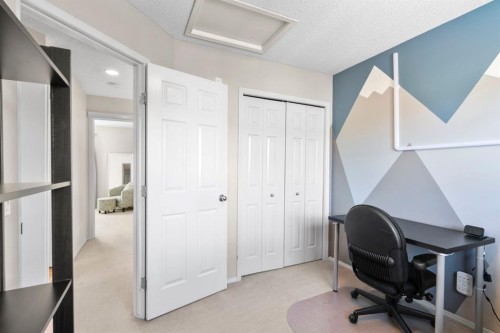 327 Copperstone Grove Se, Calgary, AB - Indoor