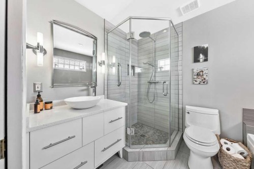 10 Bow Point, Cochrane, AB - Indoor Photo Showing Bathroom