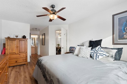 301-128 Centre Avenue, Cochrane, AB - Indoor Photo Showing Bedroom