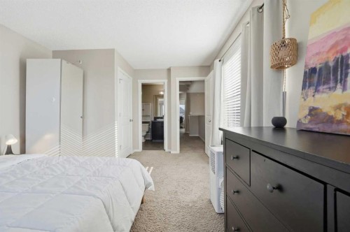 176 Evansview Gardens Nw, Calgary, AB - Indoor Photo Showing Bedroom