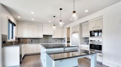 54 Wexford Crescent Sw, Calgary, AB - Indoor Photo Showing Kitchen With Upgraded Kitchen