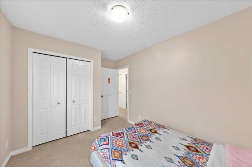 34 Saddlecrest Crescent Ne, Calgary, AB - Indoor Photo Showing Bedroom