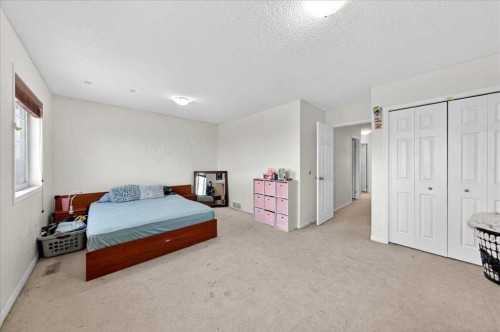34 Saddlecrest Crescent Ne, Calgary, AB - Indoor Photo Showing Bedroom