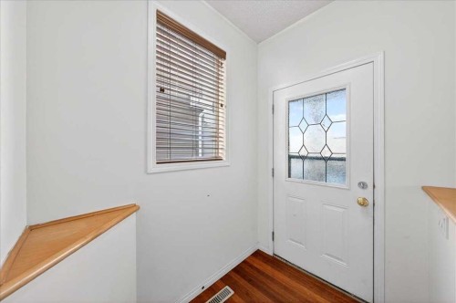 34 Saddlecrest Crescent Ne, Calgary, AB - Indoor Photo Showing Other Room