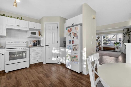 41 Sandarac Villas Nw, Calgary, AB - Indoor Photo Showing Kitchen