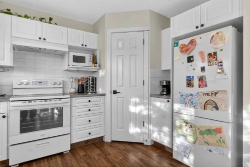 41 Sandarac Villas Nw, Calgary, AB - Indoor Photo Showing Kitchen