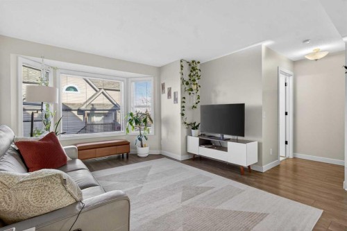 41 Sandarac Villas Nw, Calgary, AB - Indoor Photo Showing Living Room