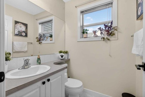 41 Sandarac Villas Nw, Calgary, AB - Indoor Photo Showing Bathroom