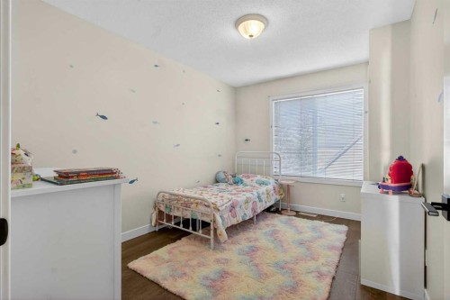 41 Sandarac Villas Nw, Calgary, AB - Indoor Photo Showing Bedroom