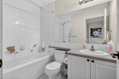 41 Sandarac Villas Nw, Calgary, AB - Indoor Photo Showing Bathroom