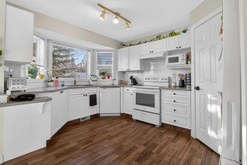 41 Sandarac Villas Nw, Calgary, AB - Indoor Photo Showing Kitchen
