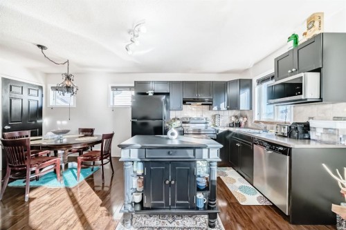 21 Royal Oak Gardens Nw, Calgary, AB - Indoor Photo Showing Kitchen