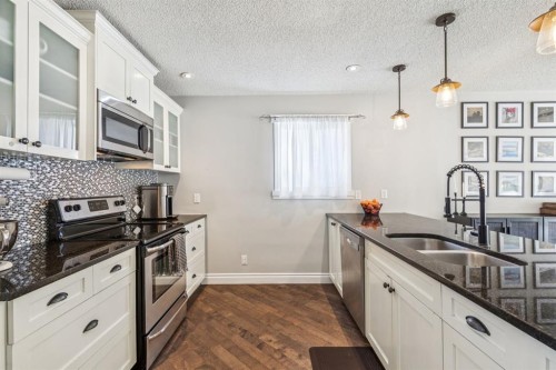 79 Riverglen Way Se, Calgary, AB - Indoor Photo Showing Kitchen With Stainless Steel Kitchen With Double Sink With Upgraded Kitchen