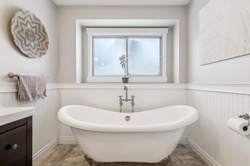 79 Riverglen Way Se, Calgary, AB - Indoor Photo Showing Bathroom