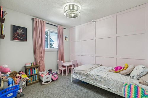 79 Riverglen Way Se, Calgary, AB - Indoor Photo Showing Bedroom
