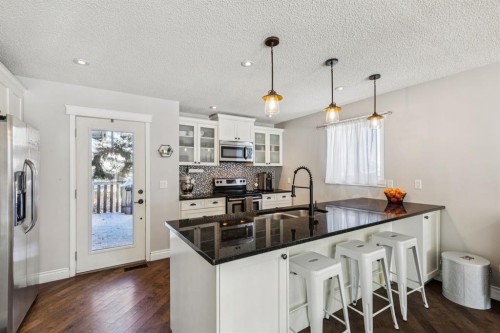 79 Riverglen Way Se, Calgary, AB - Indoor Photo Showing Kitchen With Upgraded Kitchen