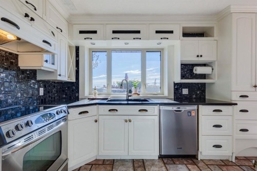 53 Croxford Estates Ne, Airdrie, AB - Indoor Photo Showing Kitchen