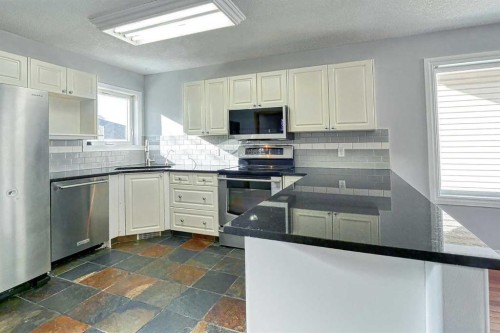 136 Chaparral Ridge Circle Se, Calgary, AB - Indoor Photo Showing Kitchen