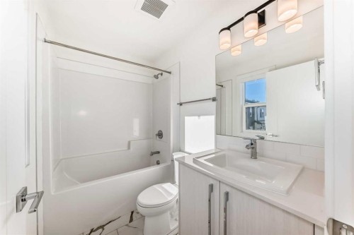 903-135 Belmont Passage Sw, Calgary, AB - Indoor Photo Showing Bathroom