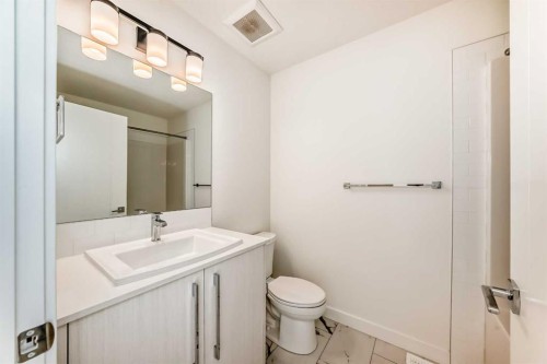 903-135 Belmont Passage Sw, Calgary, AB - Indoor Photo Showing Bathroom