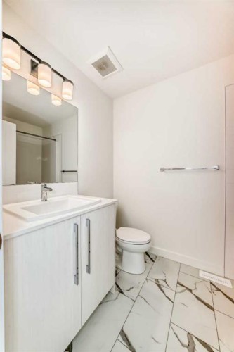 903-135 Belmont Passage Sw, Calgary, AB - Indoor Photo Showing Bathroom