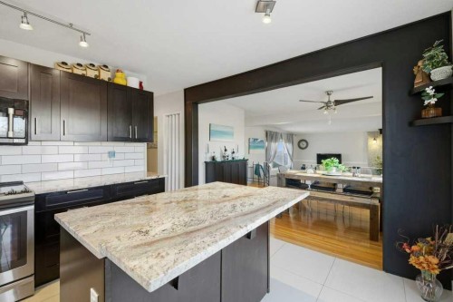 524 Hunterplain Hill Nw, Calgary, AB - Indoor Photo Showing Kitchen