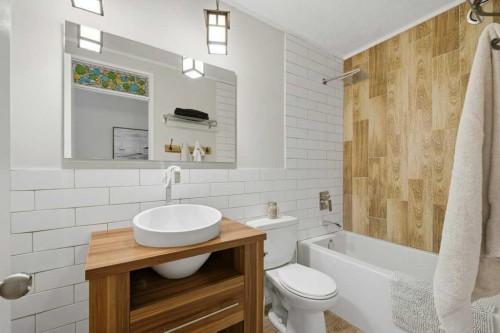 524 Hunterplain Hill Nw, Calgary, AB - Indoor Photo Showing Bathroom