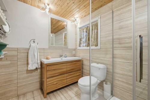 524 Hunterplain Hill Nw, Calgary, AB - Indoor Photo Showing Bathroom