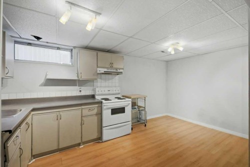 524 Hunterplain Hill Nw, Calgary, AB - Indoor Photo Showing Kitchen