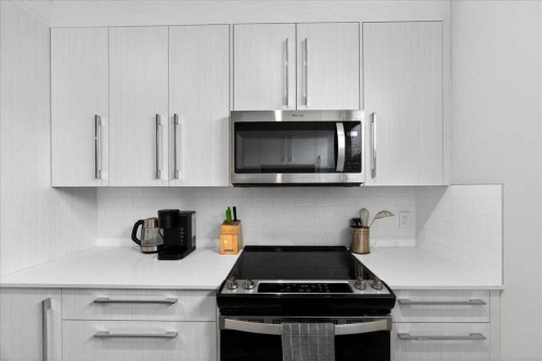 170 Creekside Drive Sw, Calgary, AB - Indoor Photo Showing Kitchen