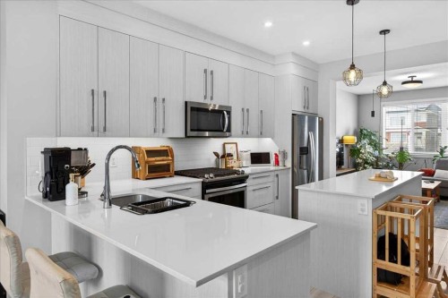 170 Creekside Drive Sw, Calgary, AB - Indoor Photo Showing Kitchen With Double Sink With Upgraded Kitchen